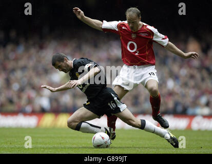 Calcio - fa Cup - finale - Arsenal / Manchester United - Millennium Stadium. Dennis Bergkamp (R) dell'Arsenal sfida Roy Keane del Manchester United. Foto Stock