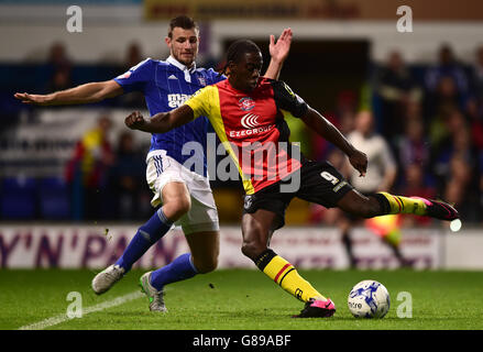 Calcio - Campionato Sky Bet - Ipswich Town / Birmingham City - Portman Road. Tommy Smith di Ipswich Town (a sinistra) e Clayton Donaldson di Birmingham City (a destra) lottano per la palla Foto Stock