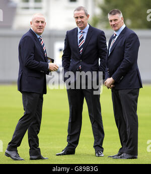 Mark Warburton (a sinistra), assistente manager David Weir (al centro) e allenatore di portiere Jim Stewart prima della partita del Ladbrokes Scottish Championship allo stadio di calcio Dumbarton di Dumbarton. Foto Stock