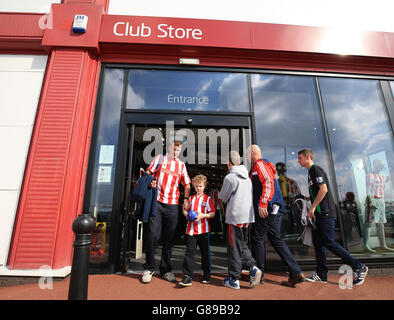 I tifosi di Stoke City usano il negozio di club prima della partita della Barclays Premier League al Britannia Stadium, Stoke-on-Trent. Foto Stock