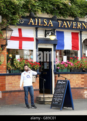 Un fan dell'Inghilterra attende fuori da un pub a Twickenham prima della partita della Coppa del mondo di Rugby allo Stadio Twickenham, Londra. Foto Stock