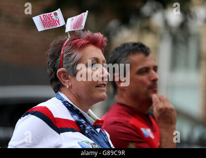 Rugby Union - Coppa del mondo di Rugby 2015 - Pool A - Fiji / Inghilterra - Stadio di Twickenham. Gli appassionati d'Inghilterra arrivano alla stazione ferroviaria di Twickenham prima della partita della Coppa del mondo di rugby al Twickenham Stadium di Londra. Foto Stock