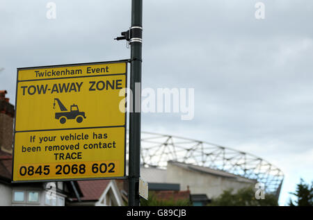 Un cartello stradale segnala ai proprietari di veicoli che si trovano in una zona di traino vicino allo stadio Twickenham, Londra. Foto Stock