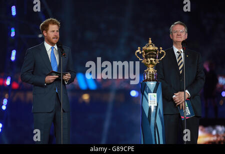 Il principe Harry ha tenuto un discorso al presidente del World Rugby Bernard Lapasset durante la cerimonia di apertura della partita della Coppa del mondo di rugby al Twickenham Stadium, Londra. Foto Stock