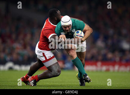 L'Ireland's Rory Best viene affrontato dal canadese Djice Sears-Duru (a sinistra) durante la partita della Coppa del mondo di rugby al Millennium Stadium di Cardiff. Foto Stock