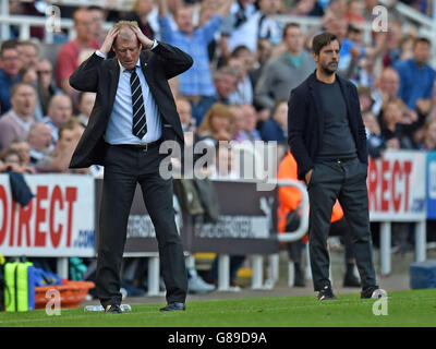 Il manager di Newcastle United Steve McClaren (a sinistra) e il manager di Watford Quique Sanchez Flores durante la partita della Barclays Premier League al St James' Park, Newcastle. Foto Stock