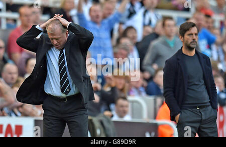 Steve McClaren (a sinistra) e Quique Sanchez Flores, manager di Watford, durante la partita della Barclays Premier League al St James' Park, Newcastle. Foto Stock