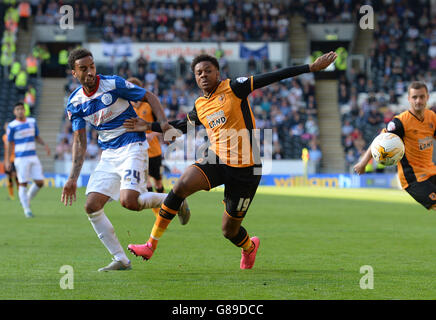 James Perch (a sinistra) dei Queens Park Rangers e Chuba Akpom di Hull City combattono per la palla durante la partita del campionato Sky Bet al KC Stadium di Hull. Foto Stock