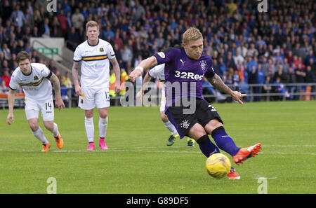 Il Martyn Waghorn dei Rangers segna dal punto di penalità durante la partita del Ladbrokes Scottish Championship al Dumbarton Football Stadium di Dumbarton. Foto Stock