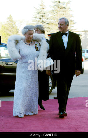 La regina Elisabetta II arriva per una cena offerta dal governo del Canada a Edmonton, Alberta. Ha incontrato il primo ministro Paul Martin e la moglie Sheila. Foto Stock