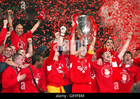 Calcio - UEFA Champions League - finale - AC Milan / Liverpool - Stadio Olimpico Ataturk. Steven Gerrard, capitano di Liverpool, solleva il trofeo UEFA Champions League Foto Stock