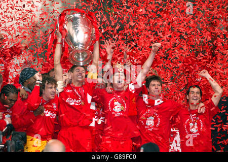 Steven Gerrard, capitano di Liverpool, solleva il trofeo UEFA Champions League Foto Stock