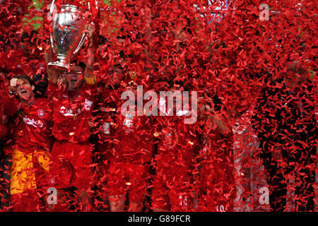 Calcio - UEFA Champions League - finale - AC Milan v Liverpool - Stadio Olimpico Ataturk. Steven Gerrard, capitano di Liverpool, solleva il trofeo Foto Stock