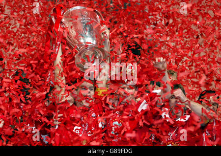 Calcio - UEFA Champions League - finale - AC Milan / Liverpool - Stadio Olimpico Ataturk. Steven Gerrard, capitano di Liverpool, solleva il trofeo UEFA Champions League. Foto Stock