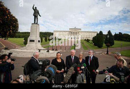 (Da sinistra a destra) Mary Lou McDonald di Sinn Fein, Martin McGuinness, Michelle o'Neill e Gerry Adams arrivano a parlare con i media di Stormont a Belfast, Mentre i colloqui che coinvolgono i cinque principali partiti politici dell'Irlanda del Nord iniziano a risolvere le difficoltà finanziarie e una crisi scatenata dall'assassinio di un uomo da parte dei membri dell'IRA il mese scorso. Foto Stock