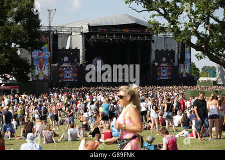 V Festival 2015 giorno uno - Chelmsford. Festival Goers dal MTV Stage, durante il V Festival presso l'Hylands Park a Chelmsford, Essex. Foto Stock