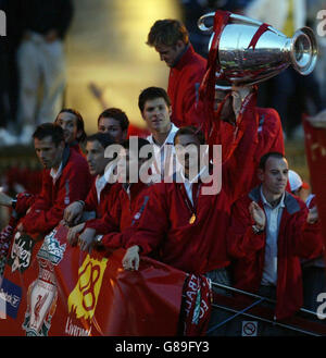 Jerzy Dudek di Liverpool alza il trofeo Champions League mentre festeggiano su un autobus scoperto davanti ai tifosi durante la sfilata della vittoria dopo la vittoria contro AC Milan nella finale di Champions League a Istanbul. Foto Stock