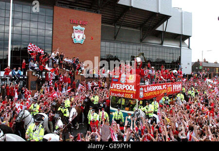 I giocatori di Liverpool festeggiano su un autobus scoperto durante la sfilata della vittoria mentre passano il Kop End ad Anfield. Foto Stock