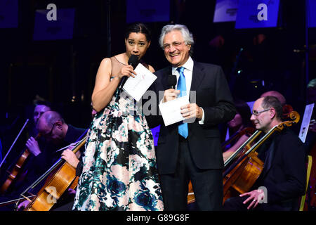 I relatori FM classici Margherita Taylor e John Suchet durante il Classic FM Live presso la Royal Albert Hall di Londra, per sostenere il Make Some Noise di Global. PREMERE ASSOCIAZIONE foto. Data immagine: Martedì 22 settembre, 2015. Il credito fotografico dovrebbe essere: Ian West/PA Wire Foto Stock