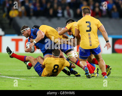 Il francese Benjamin Kayser viene messo in moto dal rumeno Mihai Macovei (bottom) durante la partita di Rugby World Cup allo Stadio Olimpico di Londra. Foto Stock