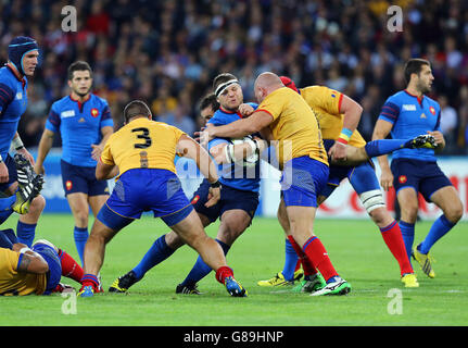 Il francese Benjamin Kayser (centro) attraversa la difesa della Romania durante la partita di Rugby World Cup allo Stadio Olimpico di Londra. Foto Stock