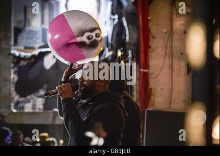 Podnuos (Kelvin Mercer), cantante con De la Soul, suona al 'Dismaland' di Banksy a Weston-super-Mare, Somerset. Foto Stock