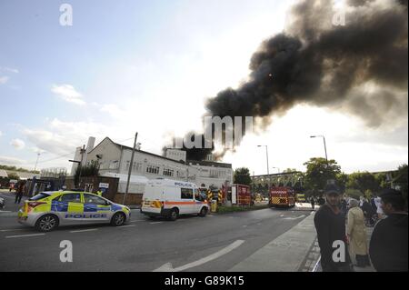 Baitul Futuh moschea fuoco. La scena di un incendio alla Moschea di Baitul Futuh a Morden, nel sud di Londra. Foto Stock