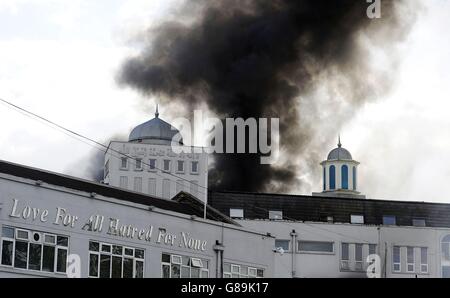 La scena di un incendio alla Moschea di Baitul Futuh a Morden, a sud di Londra. Foto Stock