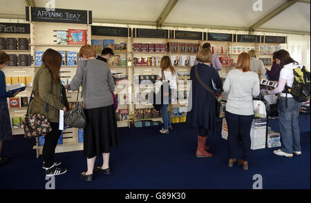 La gente naviga nella libreria al radio Times Festival on the Green di Hampton Court Palace, Londra. Foto Stock