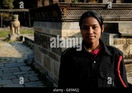 Una giovane donna guardia a Patan Durbar Square elencati dall'UNESCO come Sito del Patrimonio Mondiale nella città di Lalitpur in Nepal Foto Stock