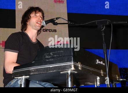 James Blunt si esibisce sul palco durante un concerto in-store. Foto Stock