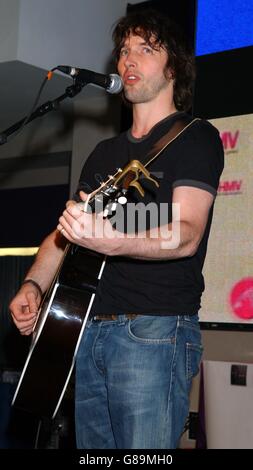 James Blunt si esibisce sul palco durante un concerto in-store. Foto Stock