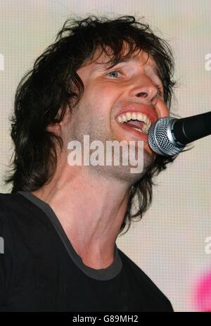 James Blunt si esibisce sul palco durante un concerto in-store. Foto Stock