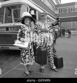 Il re e la regina di Londra, il signor e la signora George Hitchin, partì per la prima partenza del nuovo servizio di autobus e hovercraft di Hoverlloyd tra Londra e Bruxelles. In Belgio, dovevano trasmettere un messaggio di buona volontà all'Alto Commissario per il Turismo dal Presidente dell'Ente per il Turismo di Londra, lo stesso don Martin Sullivan, Decano di San Paolo. Foto Stock