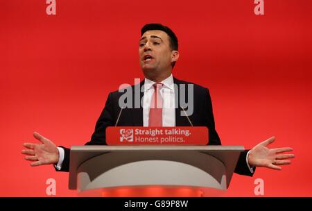 Il segretario di casa ombra Andy Burnham ha pronunciato il suo discorso l'ultimo giorno della conferenza annuale del Labor Party al Brighton Centre di Brighton, Sussex. Foto Stock