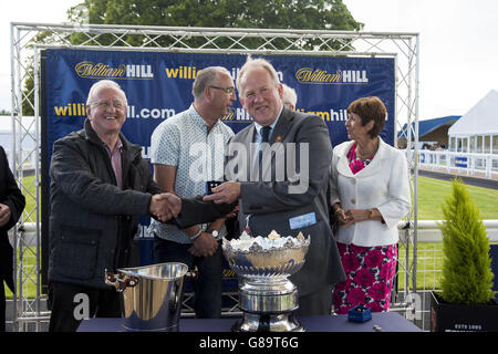 L'addestratore Jim Goldie (centro) raccoglie il trofeo dopo che il Missiroc guidato dal feral Lynch vince il William Hill handicap Stakes durante il giorno uno del Gold Cup Festival all'ippodromo di Ayr. PREMERE ASSOCIAZIONE foto. Data foto: Giovedì 17 settembre 2015. Vedi la storia della Pennsylvania RACING Ayr. Il credito fotografico deve essere: Craig Watson/PA Wire Foto Stock