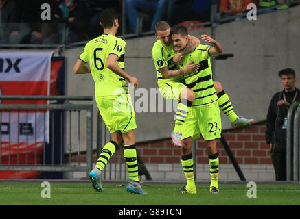 Calcio - UEFA Europa League - Gruppo A - Ajax v Celtic - Amsterdam Arena. Mikael Lustig di Celtic (a destra) celebra il loro secondo obiettivo del gioco Foto Stock