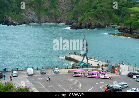 Ilfracombe una cittadina balneare sulla North Devon Coast Inghilterra il porto con Damien Hirst statua Verity Foto Stock