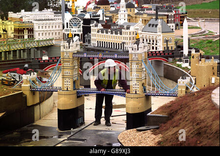 Il lavoratore di Legoland Roger Knight visita il Tower Bridge, mentre il gigantesco parco a tema si prepara per la sua apertura nel marzo del prossimo anno sul sito dell'ex Windsor Safari Park. Il parco a tema, il primo ad essere costruito dal gigante della costruzione di giocattoli fuori dalla Danimarca, che offre vedute dei siti di Londra e di altre attrazioni, creerà 600 posti di lavoro e alla fine costerà 85 milioni di euro per costruire. Foto Stock