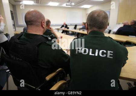 PSNI ufficiali prendere parte a un briefing da ispettore Detective Andy Dunlop a Musgrave PSNI stazione, davanti a una droga raid su una casa nella zona est di Belfast come parte di Operazione Toro, un'iniziativa volta ad affrontare a livello di strada spaccio di droga. Foto Stock