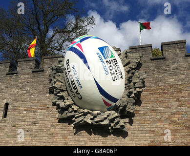 Una gigantesca palla di rugby sulle pareti del Castello di Cardiff per segnare l'inizio della Coppa del mondo di Rugby. Foto Stock