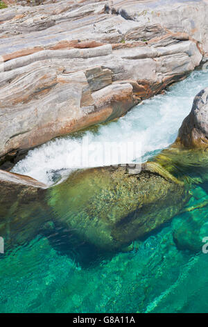 Corso del fiume Verzasca nei pressi di Lavertezzo, Valle Verzasca, Ticino, Svizzera, Europa Foto Stock