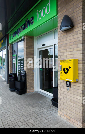 Defibrillatore mediche al di fuori di una cooperativa negozio di alimentari a Nottingham, Regno Unito Foto Stock