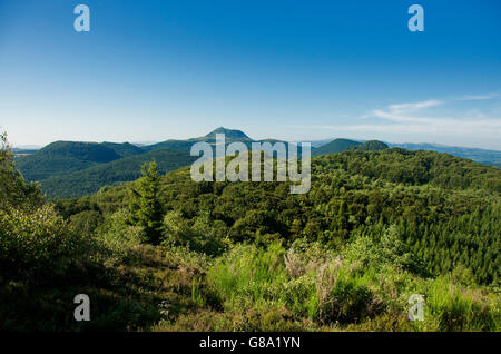 Parc Naturel des Volcans d'Auvergne parco naturale regionale, Puy-de-Dome vulcano sul retro, Auvergne Francia, Europa Foto Stock
