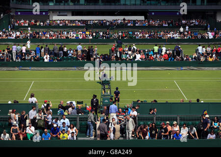 Una visione generale dell'azione sui campi esterni il primo giorno dei Campionati di Wimbledon all'All England Lawn Tennis and Croquet Club di Wimbledon. PREMERE ASSOCIAZIONE foto. Data immagine: Martedì 28 giugno 2016. Vedi PA storia TENNIS Wimbledon. Il credito fotografico dovrebbe essere: Adam Davy/PA Wire. Foto Stock