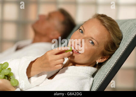 Donna, 40 anni, e l'uomo, rilassante, wellness Foto Stock
