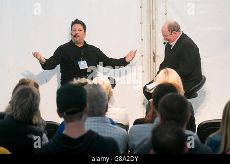 Dom Joly discute il suo libro Here Comes the Clown at the radio Times Festival on the Green at Hampton Court Palace a Londra. Foto Stock