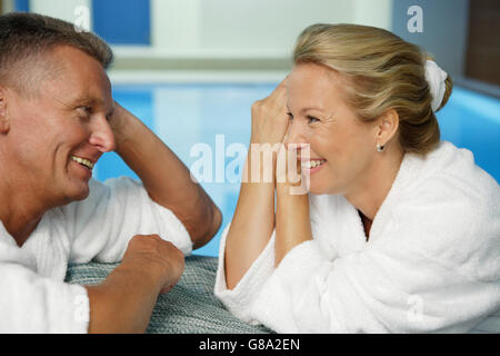 L'uomo, 52 anni, e la donna di 42 anni, parlare e sorridente, wellness Foto Stock