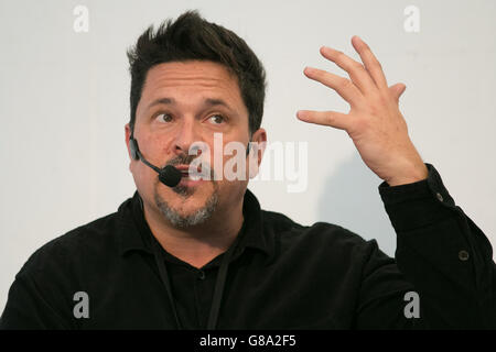 Dom Joly discute il suo libro Here Comes the Clown at the radio Times Festival on the Green at Hampton Court Palace a Londra. Foto Stock