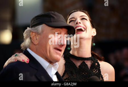 Anne Hathaway e Robert de Niro frequentano la Premiere europea Intern a Vue in Leicester Square, Londra. PREMERE ASSOCIAZIONE foto. Data immagine: Domenica 27 settembre 2015. Vedere la storia di PA SHOWBIZ Intern. Il credito fotografico dovrebbe essere: Filo Yui Mok/PA Foto Stock